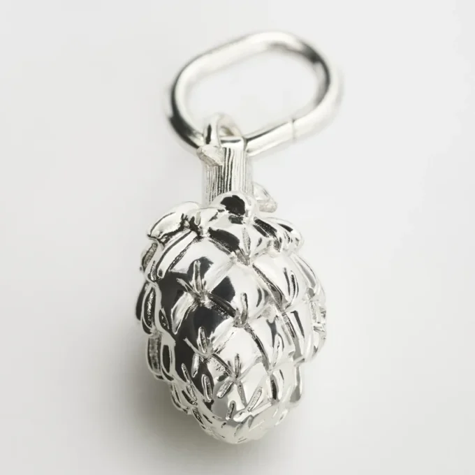 Berlock Artichoke i mässing med rodiumfinish