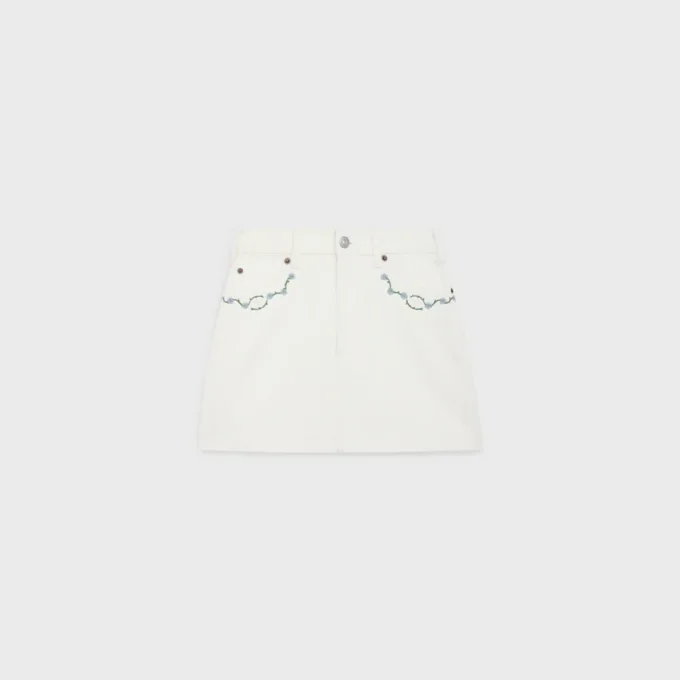 Broderad minikjol i vit denim med raw wash Broderad minikjol i vit denim med raw wash