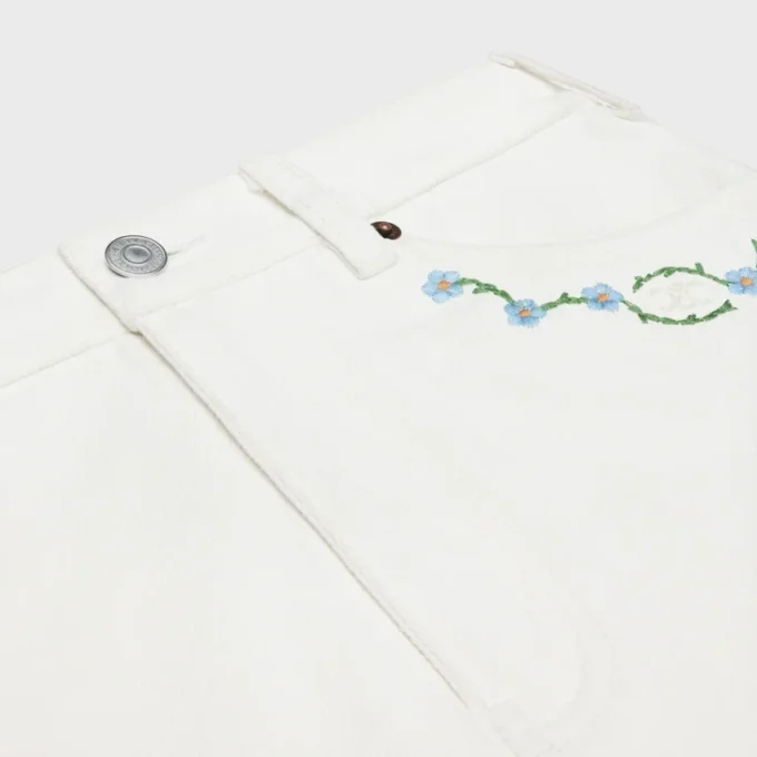 Broderad minikjol i vit denim med raw wash Broderad minikjol i vit denim med raw wash