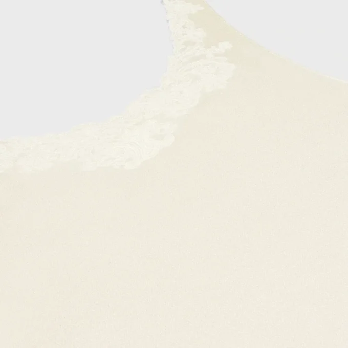 Broderad topp i silkesatin Broderad topp i silkesatin