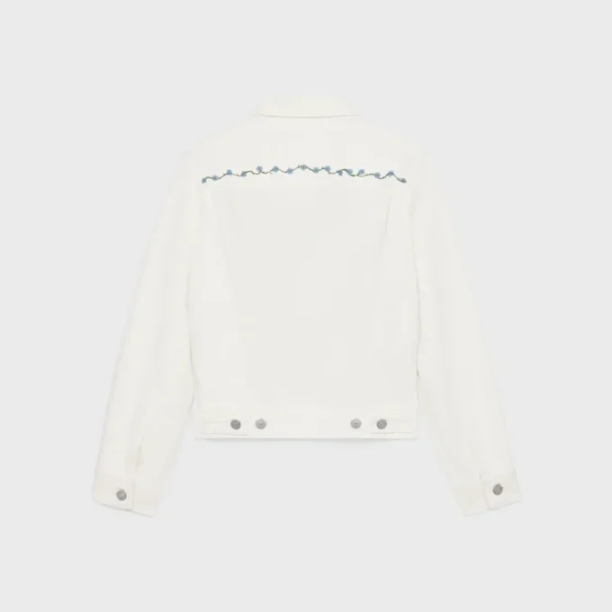 Broderad truckerjacka i råtvättad vit denim Broderad truckerjacka i råtvättad vit denim