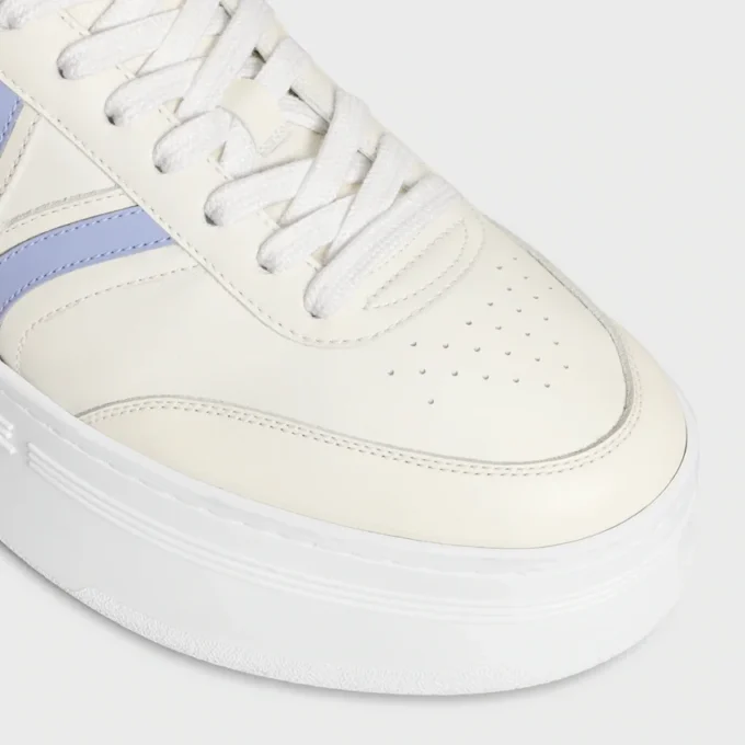 CELINE – Block-sneakers med Triomphe-mönster baktill och kilklack i kalvskinn CELINE – Block-sneakers med Triomphe-mönster baktill och kilklack i kalvskinn