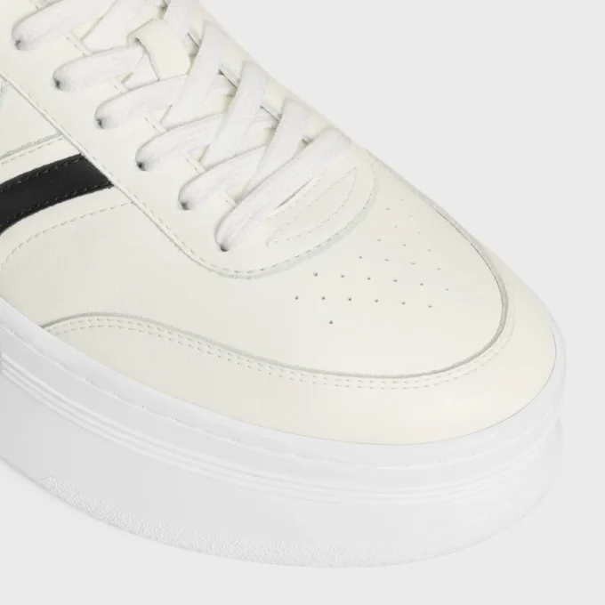 CELINE – Block-sneakers med Triomphe-mönster baktill och kilklack i kalvskinn CELINE – Block-sneakers med Triomphe-mönster baktill och kilklack i kalvskinn