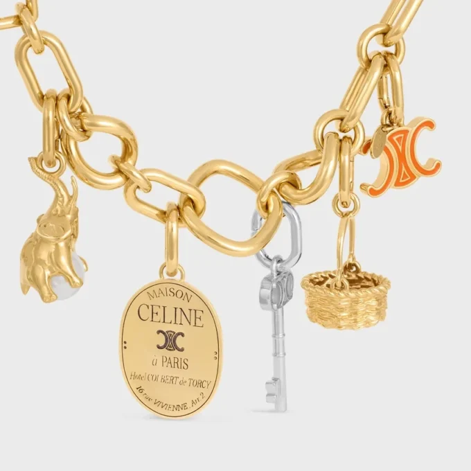 CELINE Charms Triomphe i emalj och mässing med guldfinish
