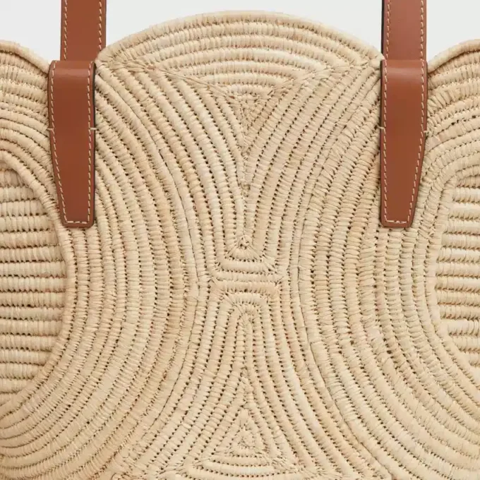 Celine Classic Panier Small Braided Triomphe i raffia och kalvskinn Celine Classic Panier Small Braided Triomphe i raffia och kalvskinn