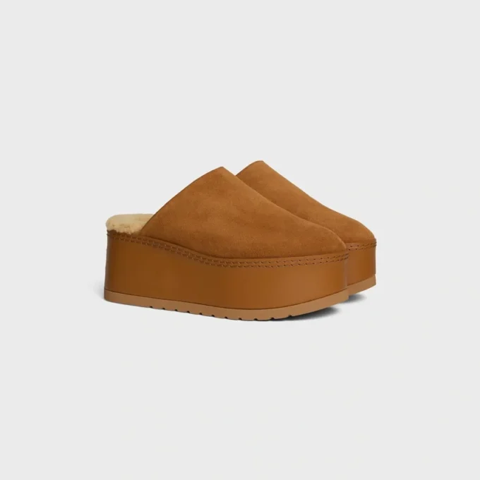CELINE Dana – Mule med kilklack i mocka av kalvskinn CELINE Dana – Mule med kilklack i mocka av kalvskinn
