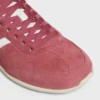 CELINE Jogger Low snörningssneaker med Triomphe i mocka och kalvskinn CELINE Jogger Low snörningssneaker med Triomphe i mocka och kalvskinn