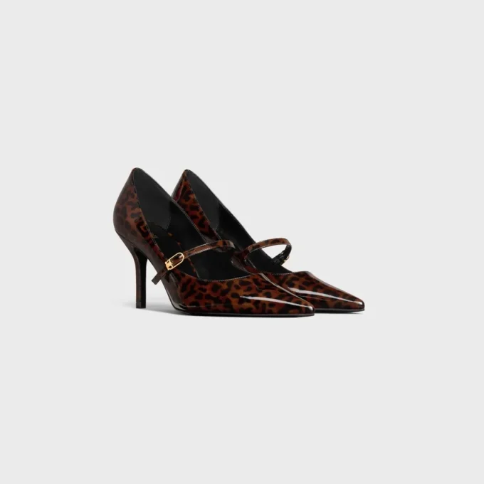 CELINE Judy Strappy Pump i leopardmönstrat lackat kalvskinn CELINE Judy Strappy Pump i leopardmönstrat lackat kalvskinn