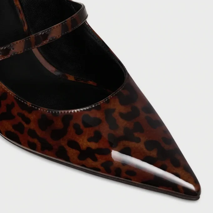 CELINE Judy Strappy Pump i leopardmönstrat lackat kalvskinn CELINE Judy Strappy Pump i leopardmönstrat lackat kalvskinn