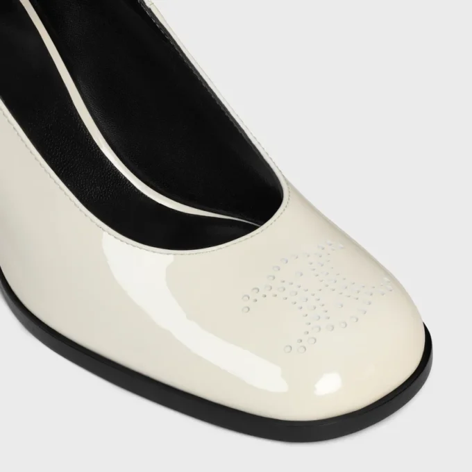 CELINE Lily Perforated Triomphe Babies i lackat kalvskinn CELINE Lily Perforated Triomphe Babies i lackat kalvskinn