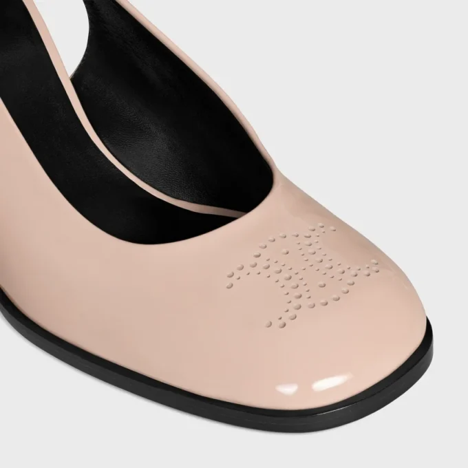 CELINE Lily Perforated Triomphe Slingback i lackat kalvskinn CELINE Lily Perforated Triomphe Slingback i lackat kalvskinn