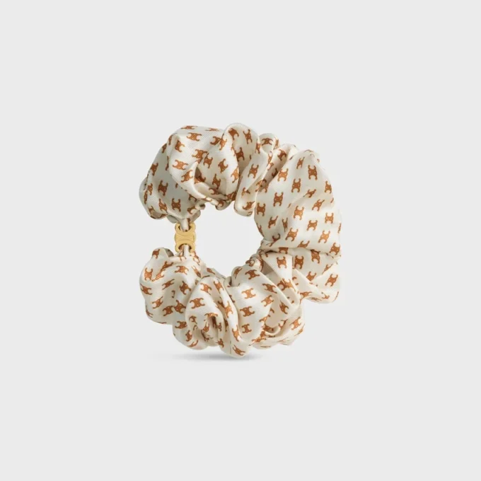 CELINE Mini Triomphe Scrunchy i siden och mässing med guldfinish CELINE Mini Triomphe Scrunchy i siden och mässing med guldfinish