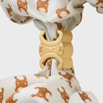 CELINE Mini Triomphe Scrunchy i siden och mässing med guldfinish