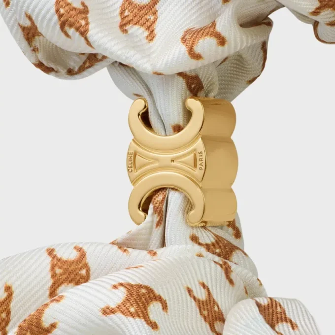 CELINE Mini Triomphe Scrunchy i siden och mässing med guldfinish CELINE Mini Triomphe Scrunchy i siden och mässing med guldfinish