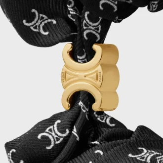 CELINE Mini Triomphe Scrunchy i siden och mässing med guldfinish