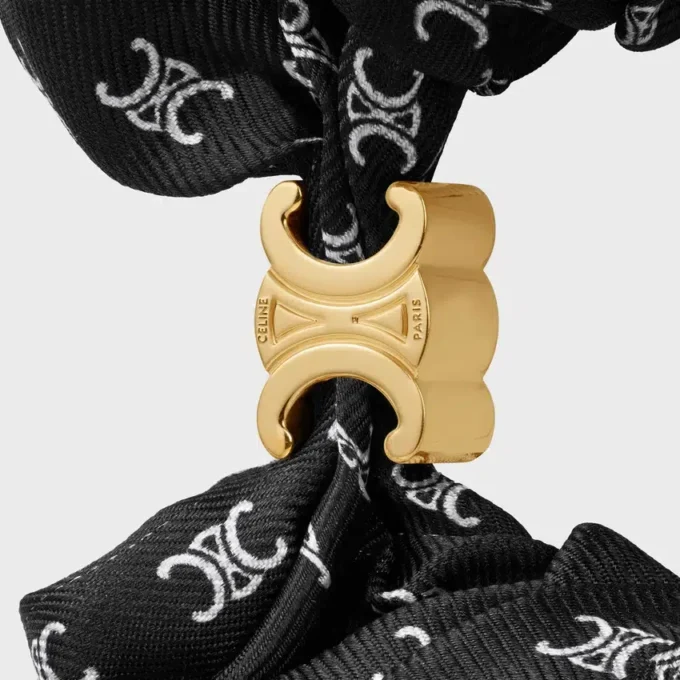 CELINE Mini Triomphe Scrunchy i siden och mässing med guldfinish CELINE Mini Triomphe Scrunchy i siden och mässing med guldfinish