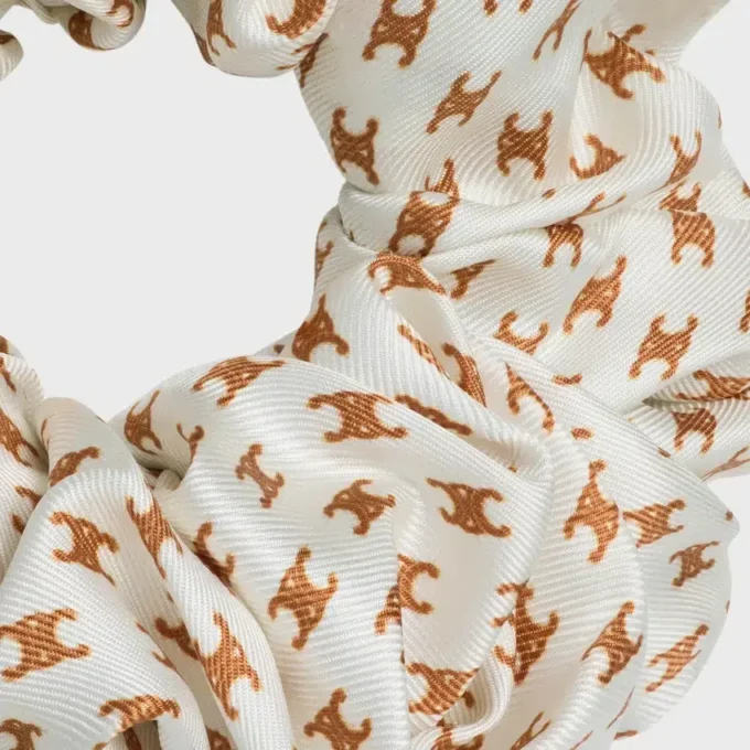 CELINE Mini Triomphe Scrunchy i siden och mässing med guldfinish CELINE Mini Triomphe Scrunchy i siden och mässing med guldfinish