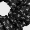 CELINE Mini Triomphe Scrunchy i siden och mässing med guldfinish CELINE Mini Triomphe Scrunchy i siden och mässing med guldfinish