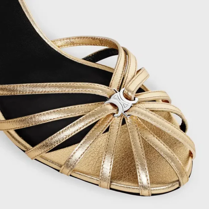 CELINE Triomphe-sandal i laminerat lammskinn CELINE Triomphe-sandal i laminerat lammskinn