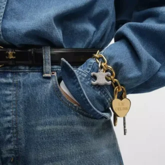 CELINE Charms Triomphe i strass och mässing med rodiumfinish