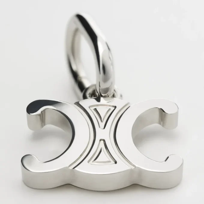 Charms Triomphe i mässing med rodiumfinish Charms Triomphe i mässing med rodiumfinish