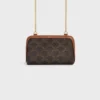 Clutch med kedja i Triomphe Canvas och lammskinn Clutch med kedja i Triomphe Canvas och lammskinn