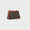 Clutch med kedja i Triomphe Canvas och lammskinn Clutch med kedja i Triomphe Canvas och lammskinn