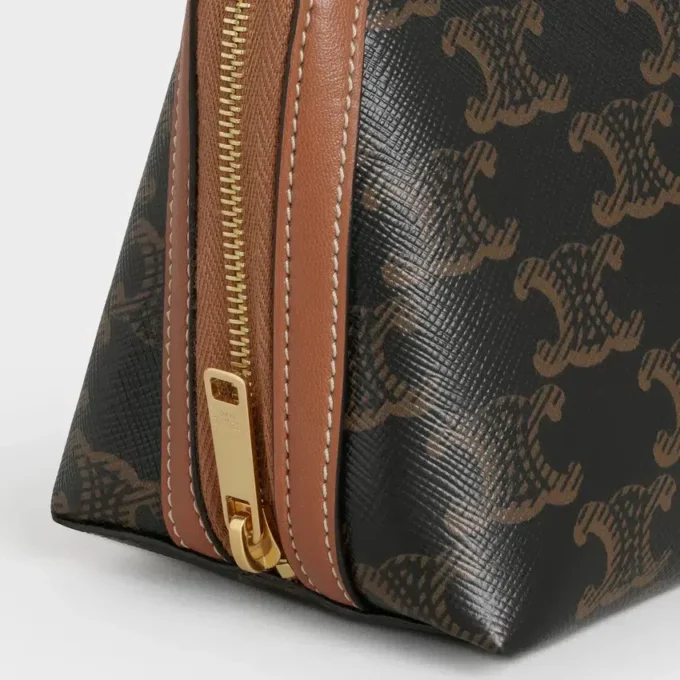 Clutch med kedja i Triomphe Canvas och lammskinn Clutch med kedja i Triomphe Canvas och lammskinn
