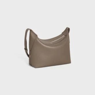 Crossbody-väska Harry i kornat kalvskinn