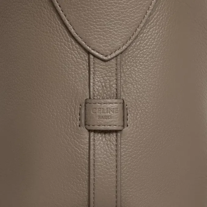 Crossbody-väska Harry i kornat kalvskinn