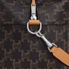 Crossbody-väska Take Away i Triomphe Canvas och kalvskinn Crossbody-väska Take Away i Triomphe Canvas och kalvskinn