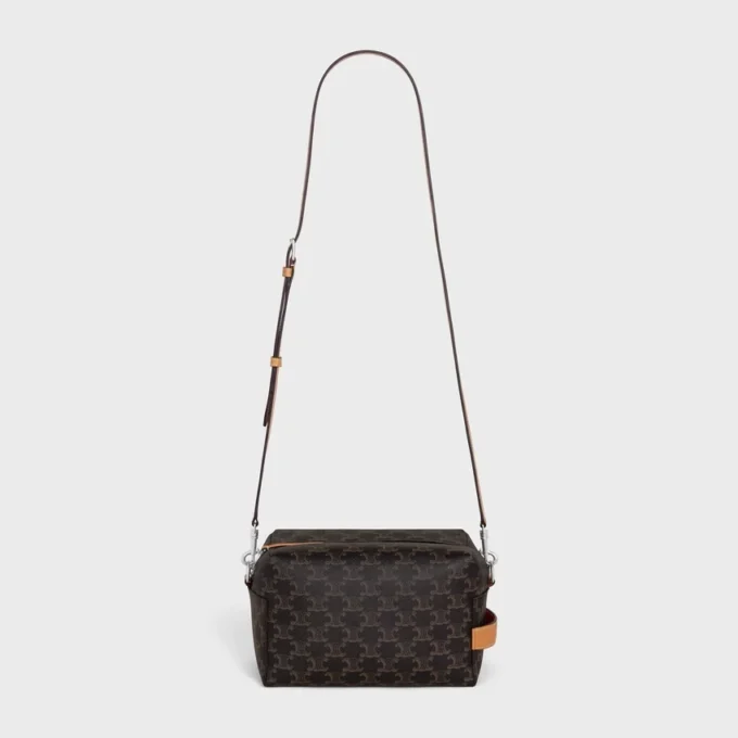 Crossbody-väska Take Away i Triomphe Canvas och kalvskinn Crossbody-väska Take Away i Triomphe Canvas och kalvskinn