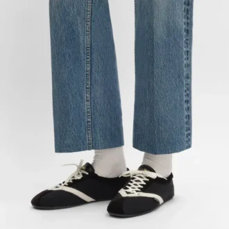 De platta sneakersen i grosgrain, sammet, kalvskinn och lammskinn