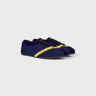 De platta sneakersen i grosgrain, sammet, kalvskinn och lammskinn