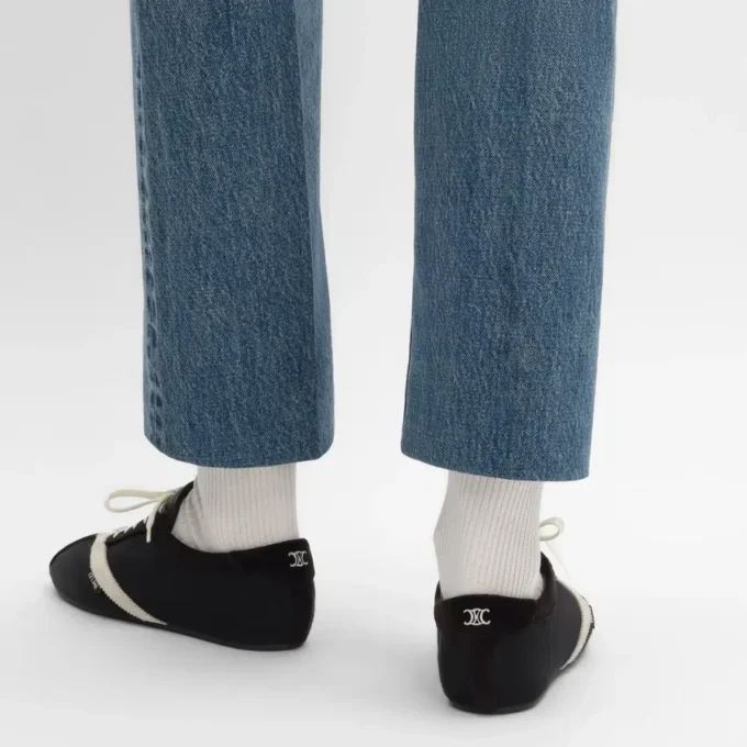 De platta sneakersen i grosgrain, sammet, kalvskinn och lammskinn De platta sneakersen i grosgrain, sammet, kalvskinn och lammskinn