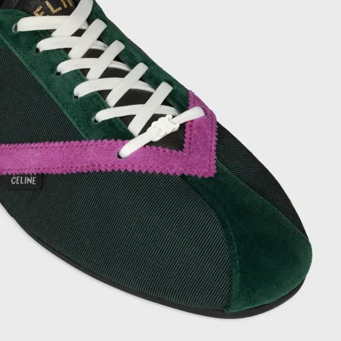 De platta sneakersen i grosgrain, sammet, kalvskinn och lammskinn De platta sneakersen i grosgrain, sammet, kalvskinn och lammskinn