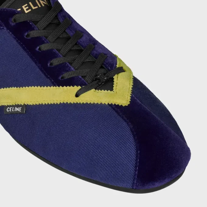 De platta sneakersen i grosgrain, sammet, kalvskinn och lammskinn De platta sneakersen i grosgrain, sammet, kalvskinn och lammskinn
