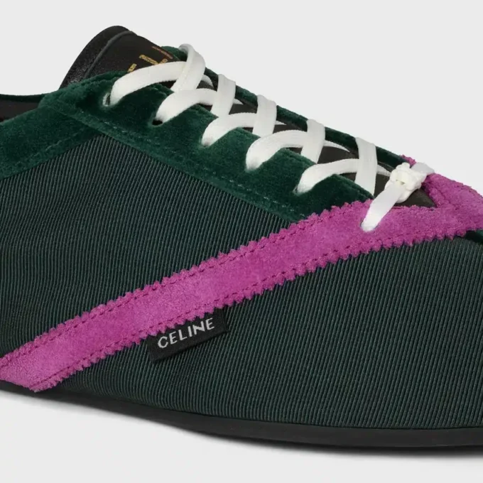 De platta sneakersen i grosgrain, sammet, kalvskinn och lammskinn De platta sneakersen i grosgrain, sammet, kalvskinn och lammskinn