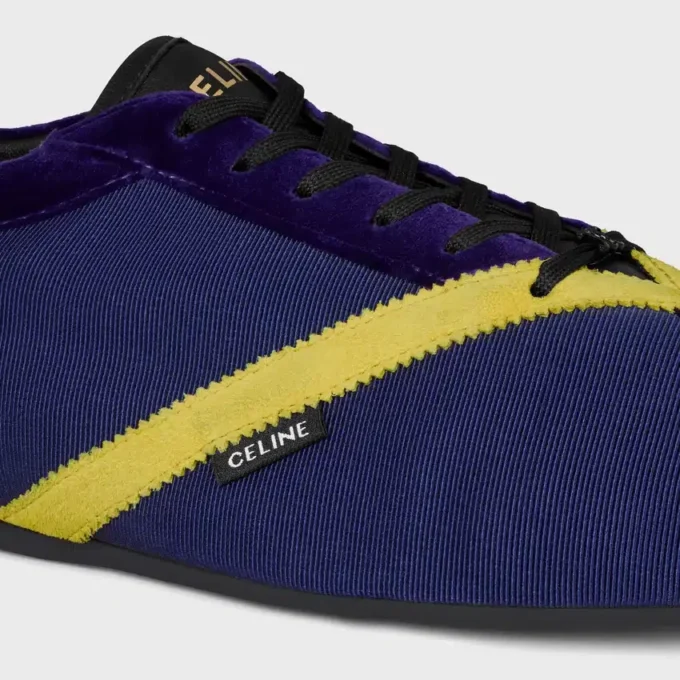 De platta sneakersen i grosgrain, sammet, kalvskinn och lammskinn De platta sneakersen i grosgrain, sammet, kalvskinn och lammskinn