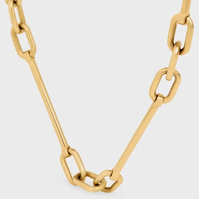 Halsband med berlocker i mässing med guldfinish Halsband med berlocker i mässing med guldfinish