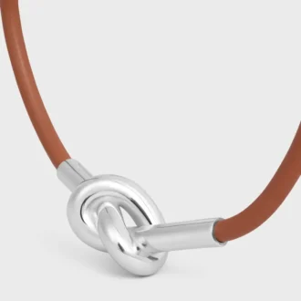 Knutarmband i kalvskinn och mässing med rodiumfinish