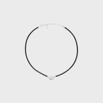 Knutet halsband i kalvskinn och mässing med rodiumfinish