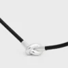 Knutet halsband i kalvskinn och mässing med rodiumfinish