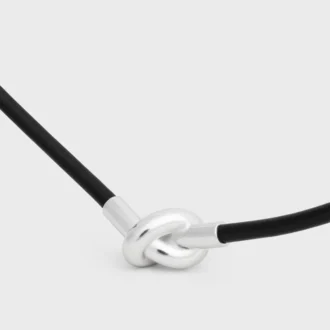 Knutet halsband i kalvskinn och mässing med rodiumfinish