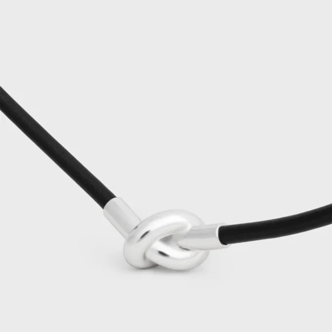 Knutet halsband i kalvskinn och mässing med rodiumfinish