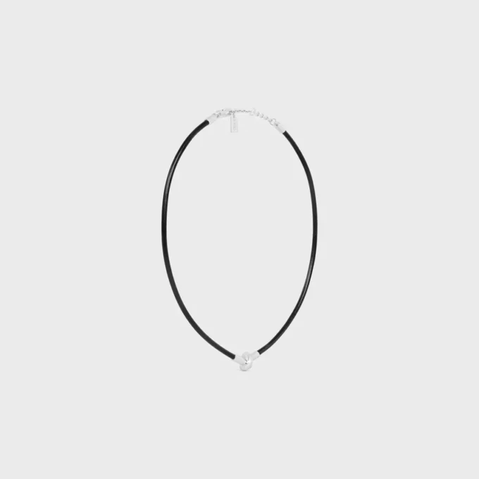 Knutet halsband i kalvskinn och mässing med rodiumfinish