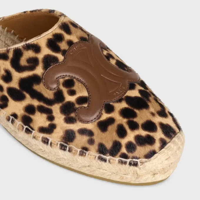 Les Espadrilles CELINE Mule i leopardmönstrat hårigt kalvskinn Les Espadrilles CELINE Mule i leopardmönstrat hårigt kalvskinn