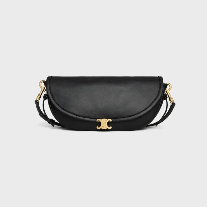 Liten Halfmoon Soft Triomphe i smidigt, glansigt lammskinn Liten Halfmoon Soft Triomphe i smidigt, glansigt lammskinn