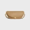 Liten Halfmoon Soft Triomphe i smidigt, glansigt lammskinn Liten Halfmoon Soft Triomphe i smidigt, glansigt lammskinn
