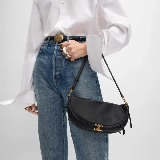 Liten Halfmoon Soft Triomphe i smidigt, glansigt lammskinn Liten Halfmoon Soft Triomphe i smidigt, glansigt lammskinn